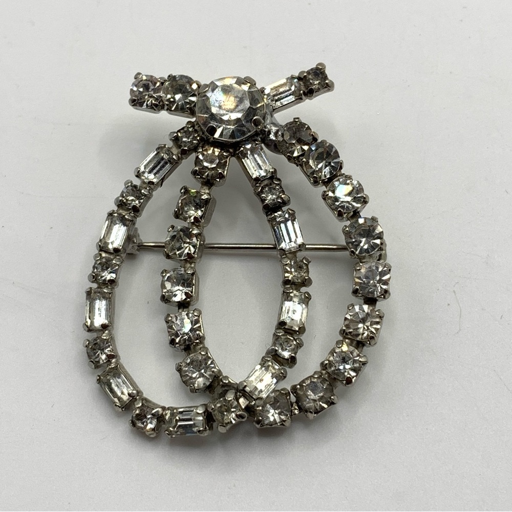 Vintage signed LA REL clear Rhinestone Silver Tone brooch